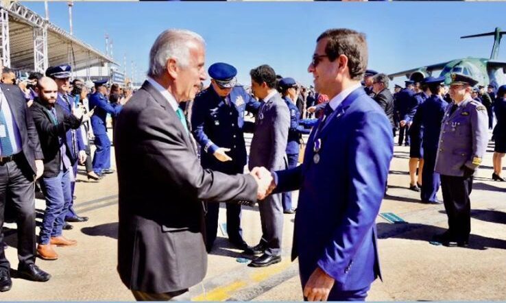 Gervásio Maia recebe Medalha Mérito Santos-Dumont da Aeronáutica durante solenidade em Brasília