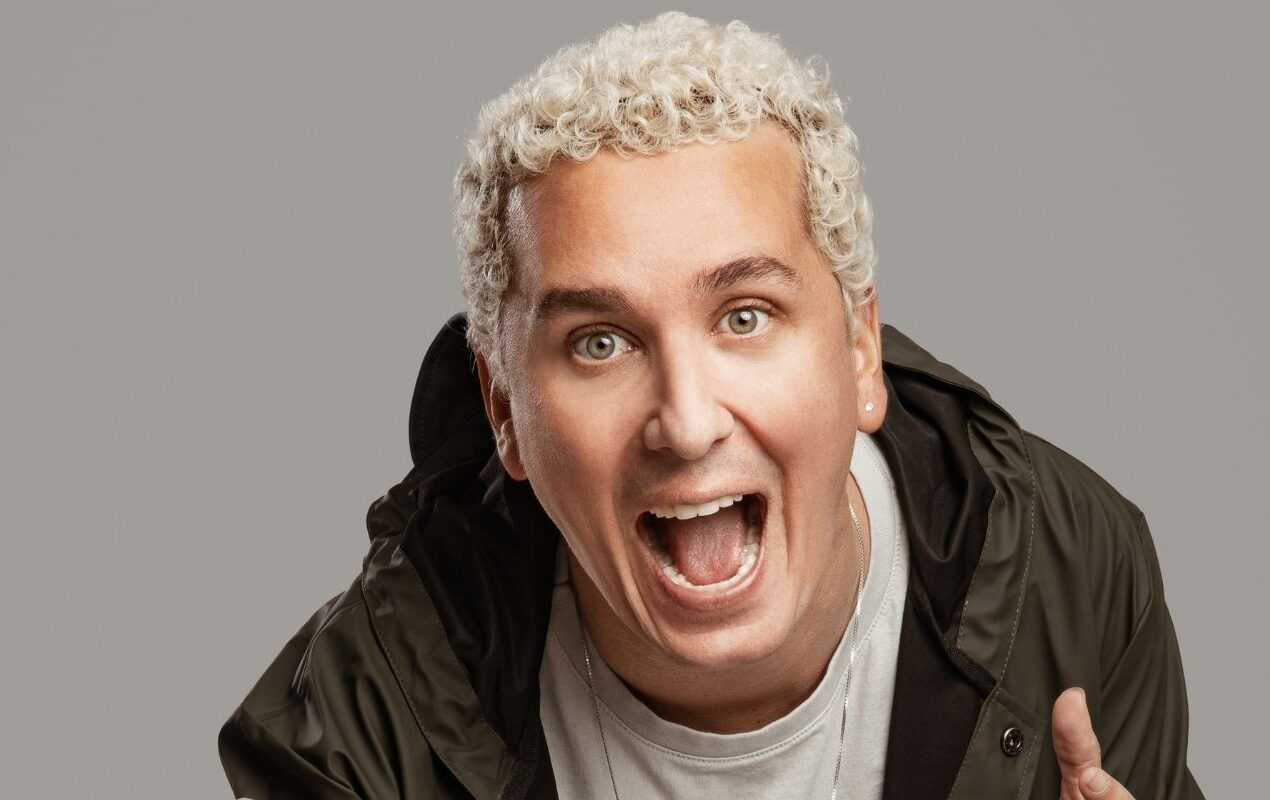 Humor criativo e improvisos marcam apresentação de Rafael Portugal em João Pessoa