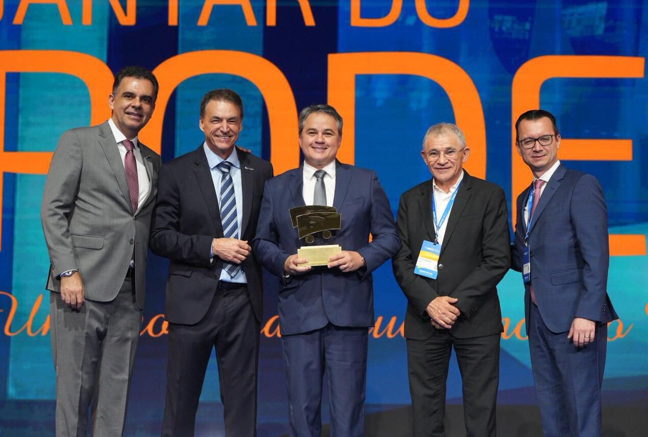 “Remédio tem que ser mais barato e acessível porque saúde não pode ser privilégio, é um direito”, diz Efraim ao receber homenagem em SP