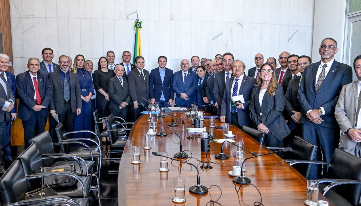 Presidente Hugo Motta recebe homenagem do Conselho Federal e Regional de Administração (CFA e CRA)