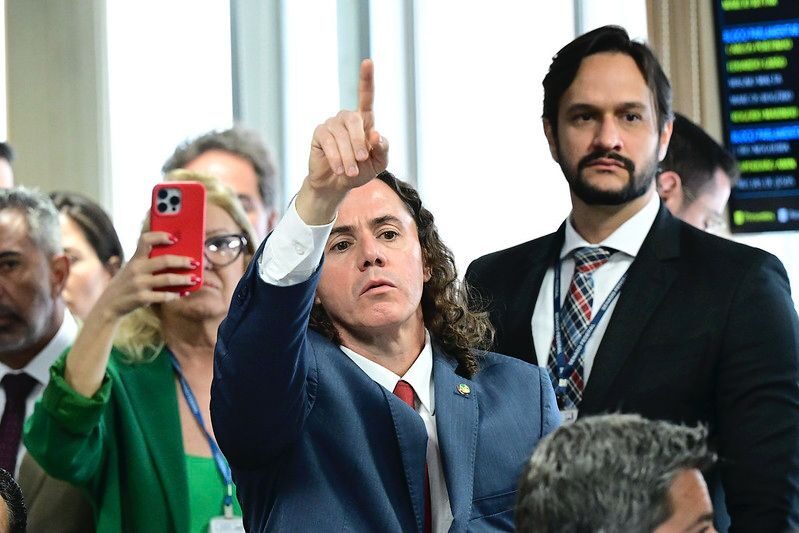 Com voto de Veneziano, CCJ do Senado rejeita PEC da Blindagem: “é o nosso compromisso com a seriedade”