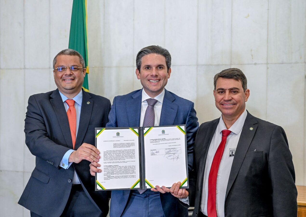 Hugo Motta assina termo para criar a 1ª Rede de TV Legislativa Metropolitana do País na Paraíba