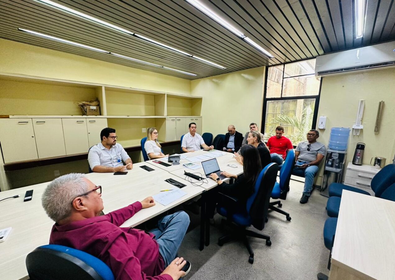 Em reunião na Codevasf, Léo Bandeira discute avanços no convênio de pavimentação das ruas no município de Lucena