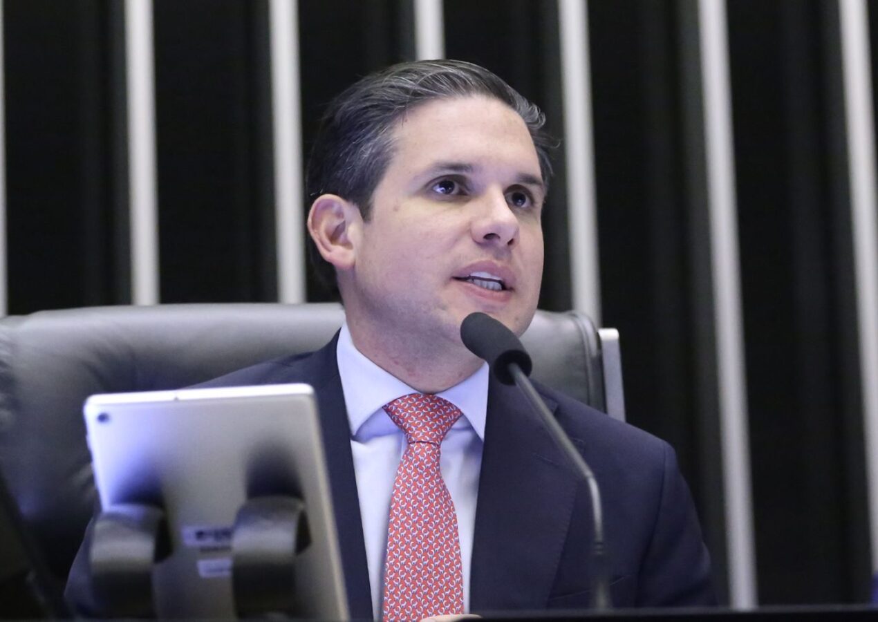 Hugo Motta anuncia que vai pautar projeto que proíbe cobrança por mala de mão em voos