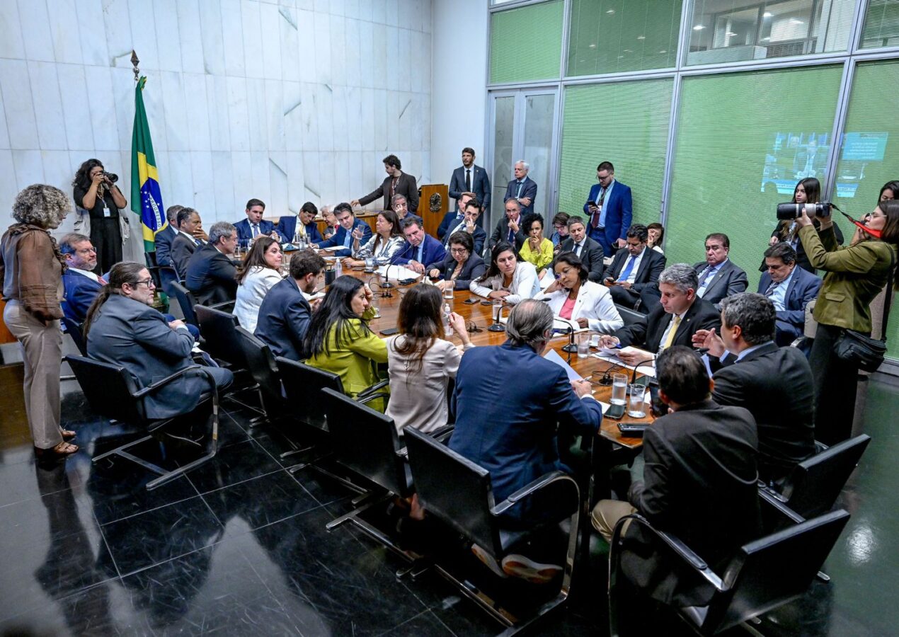 Hugo Motta cria comissão para debater decreto do MEC que compromete Apaes