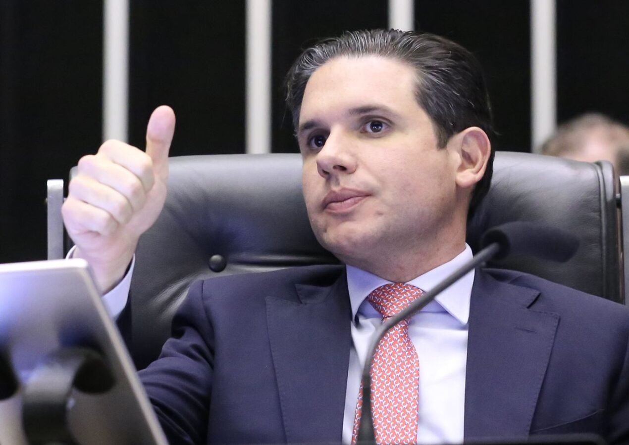 Hugo pauta e aprova oito projetos em defesa da educação e da proteção das crianças em um só dia