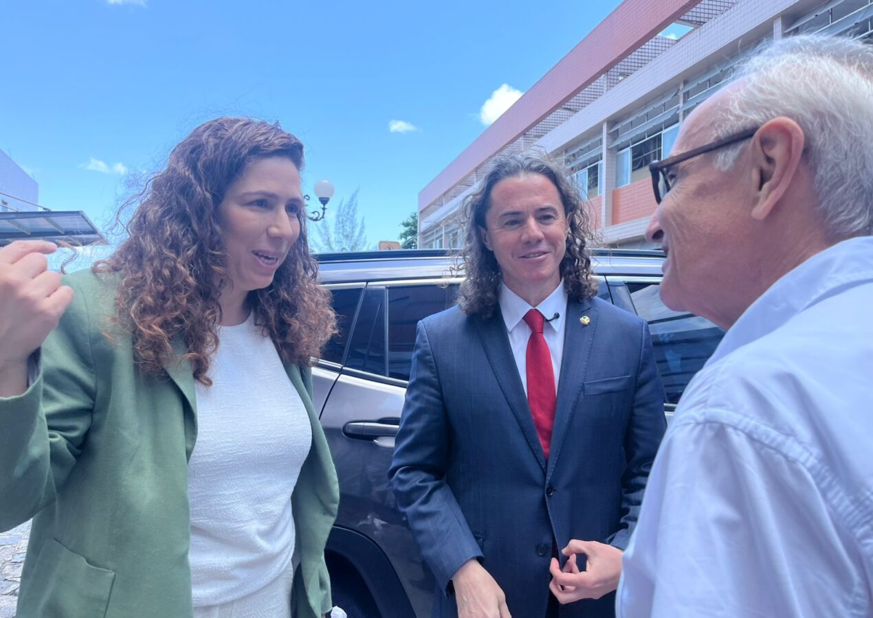Ao lado de Cícero, Veneziano recepciona ministra da Gestão e inovação em João Pessoa para celebrar convênios que beneficiam instituições da Paraíba