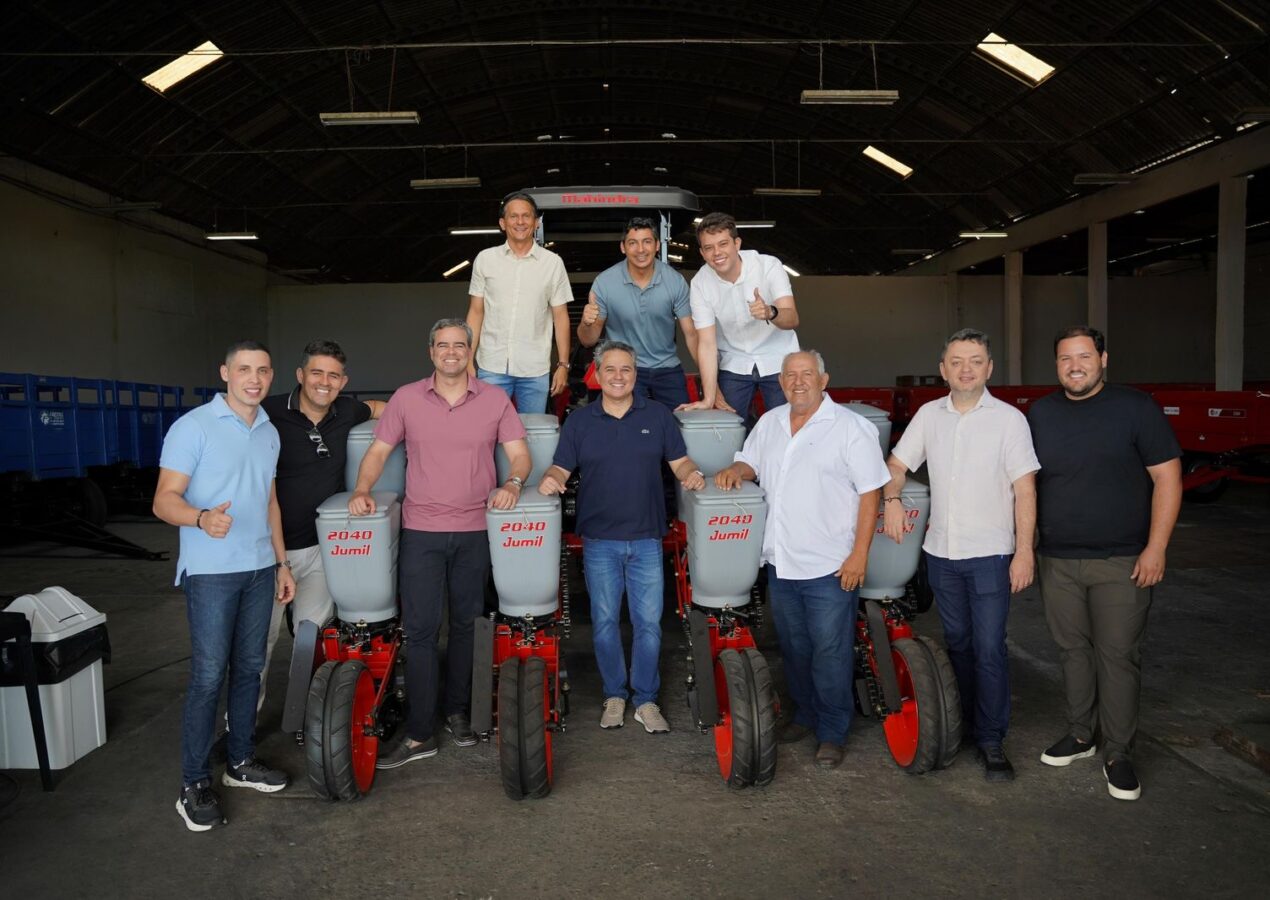 Efraim entrega maquinários para 10 cidades e reforça compromisso com a população paraibana