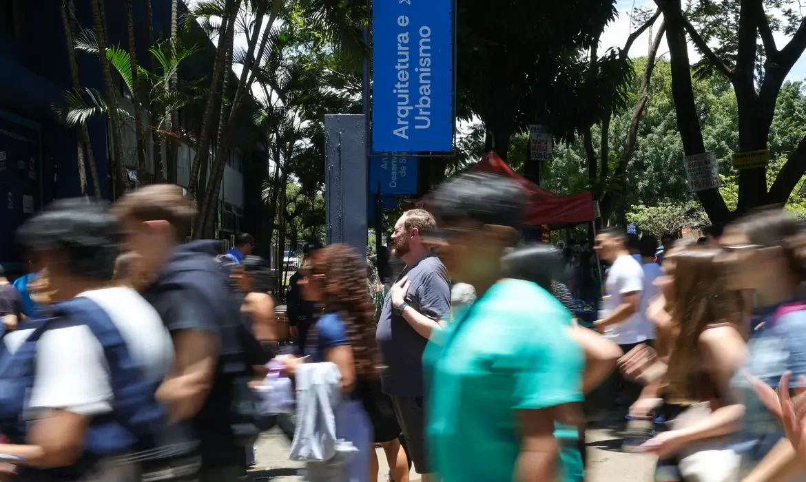 Abstenção no primeiro dia do Enem 2025 chegou a 27%, revela ministro