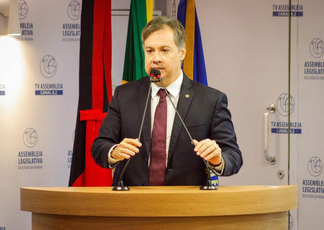 Júnior Araújo cobra providências após liberação excessiva de água reduzir drasticamente o nível do Açude Engenheiro Ávidos