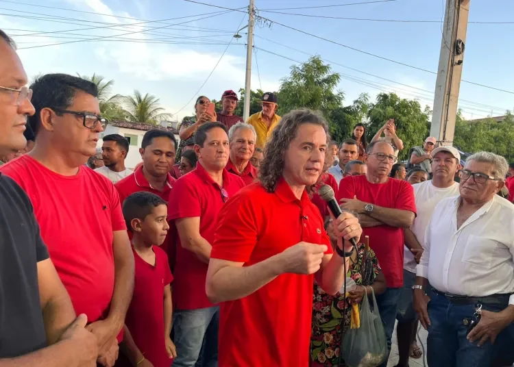 Veneziano entrega maquinário agrícola a associação em Pedro Velho e beneficia mais de mil famílias em Aroeiras