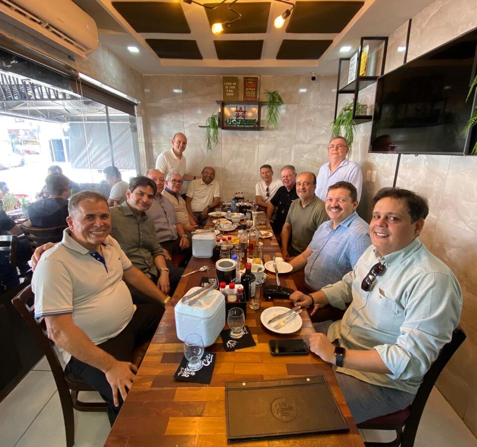 Diretor da revista Painel Empresarial recebe amigos durante confraternização na capital