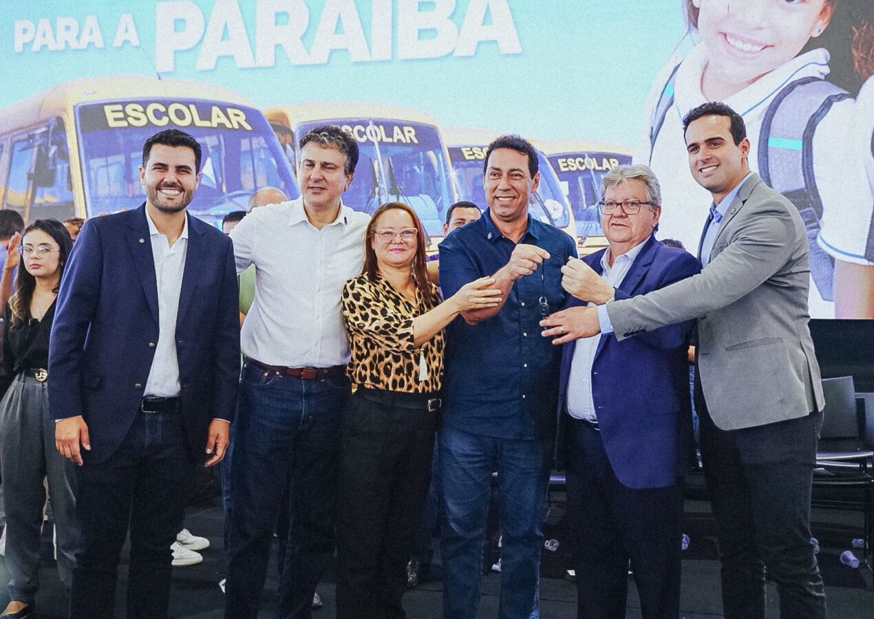 Lucena recebe novo ônibus escolar durante solenidade com governador e ministro da Educação