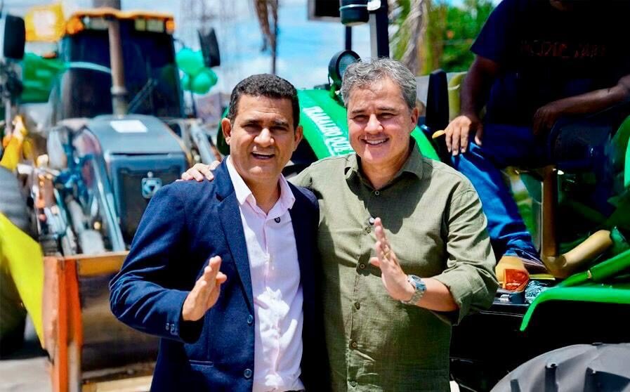 Ao receber título de cidadão de Caaporã, Efraim recebe adesão do prefeito Chico Nazário para o governo