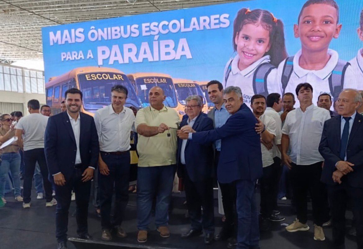 Deputado Márcio Roberto articula entrega de novo ônibus escolar para Bom Sucesso