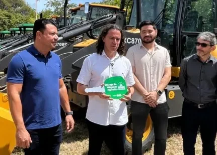 Veneziano inicia o mês de dezembro entregando máquinas agrícolas para mais três municípios paraibanos