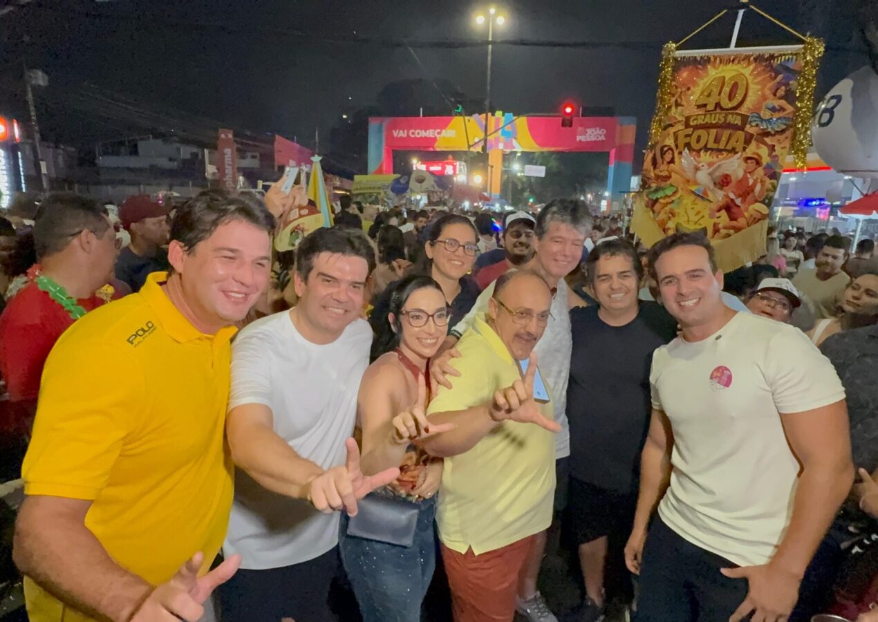 Ao lado de Lucas, deputado Eduardo Carneiro, vereadores e lideranças da capital caem na folia das Muriçocas