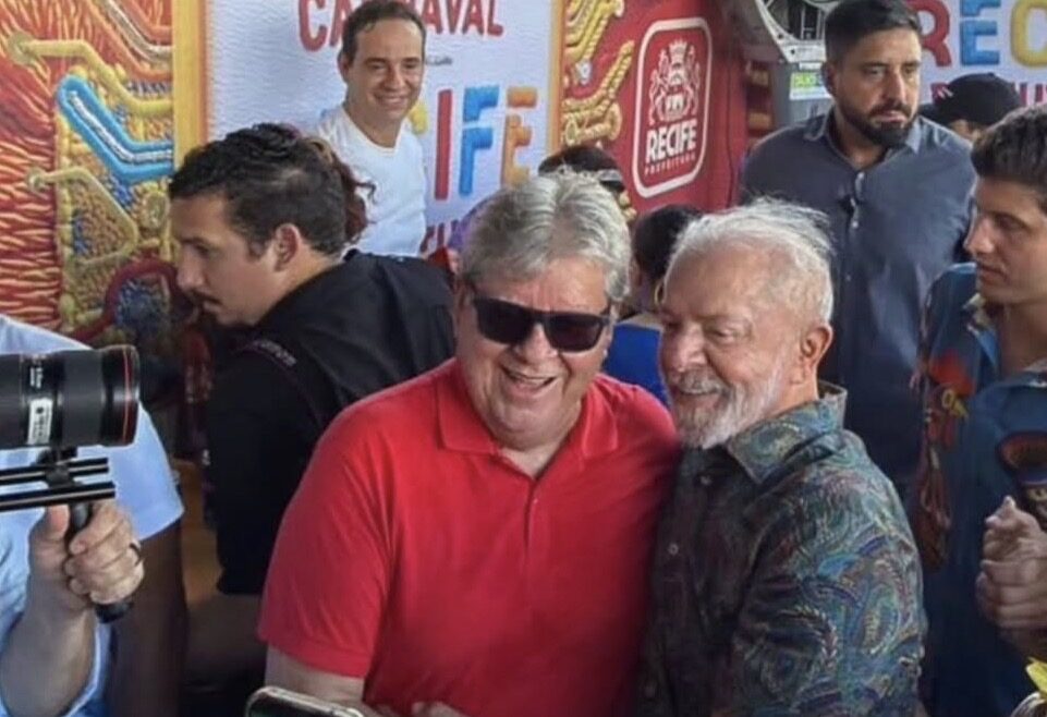 Ao lado de Lula, João Azevêdo prestigia desfile do Galo da Madrugada, em Recife