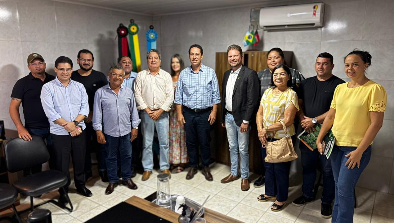 Léo Bandeira recebe presidente da Fundação Napoleão Laureano e discute fortalecimento da saúde pública em Lucena