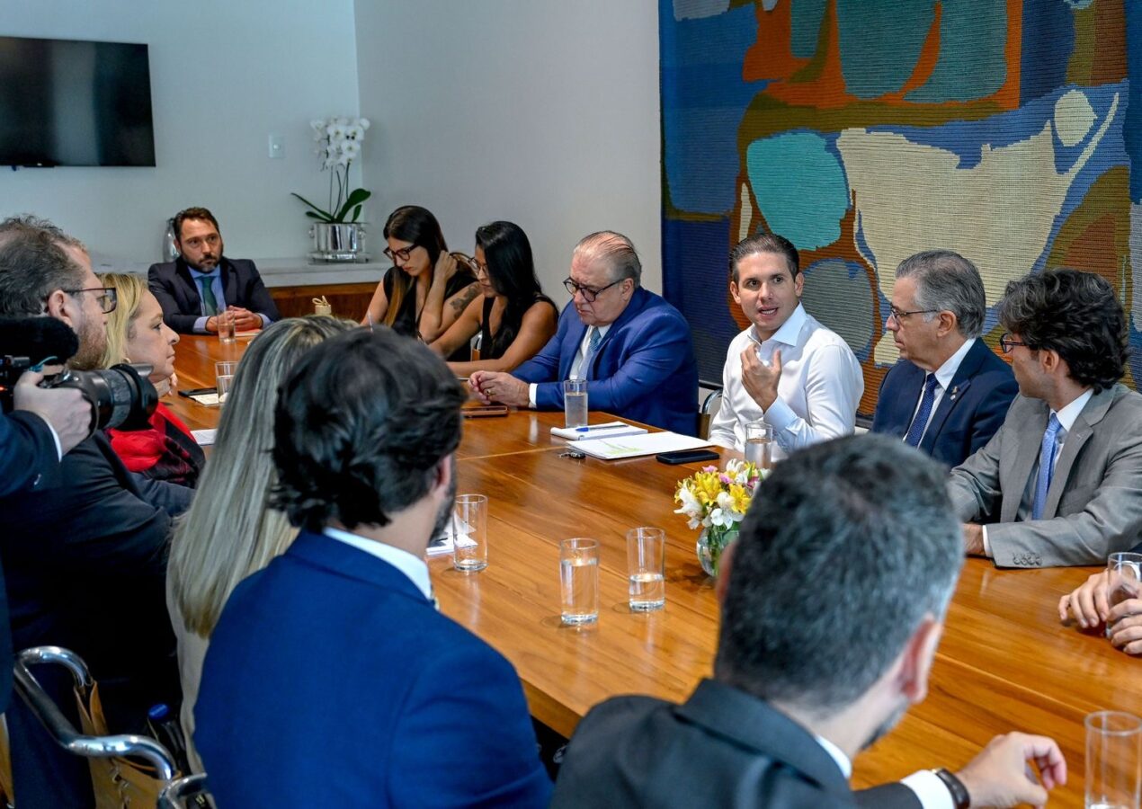 Presidente Hugo Motta recebe deputados e representantes de plataformas para discutir regulamentação do trabalho por aplicativo