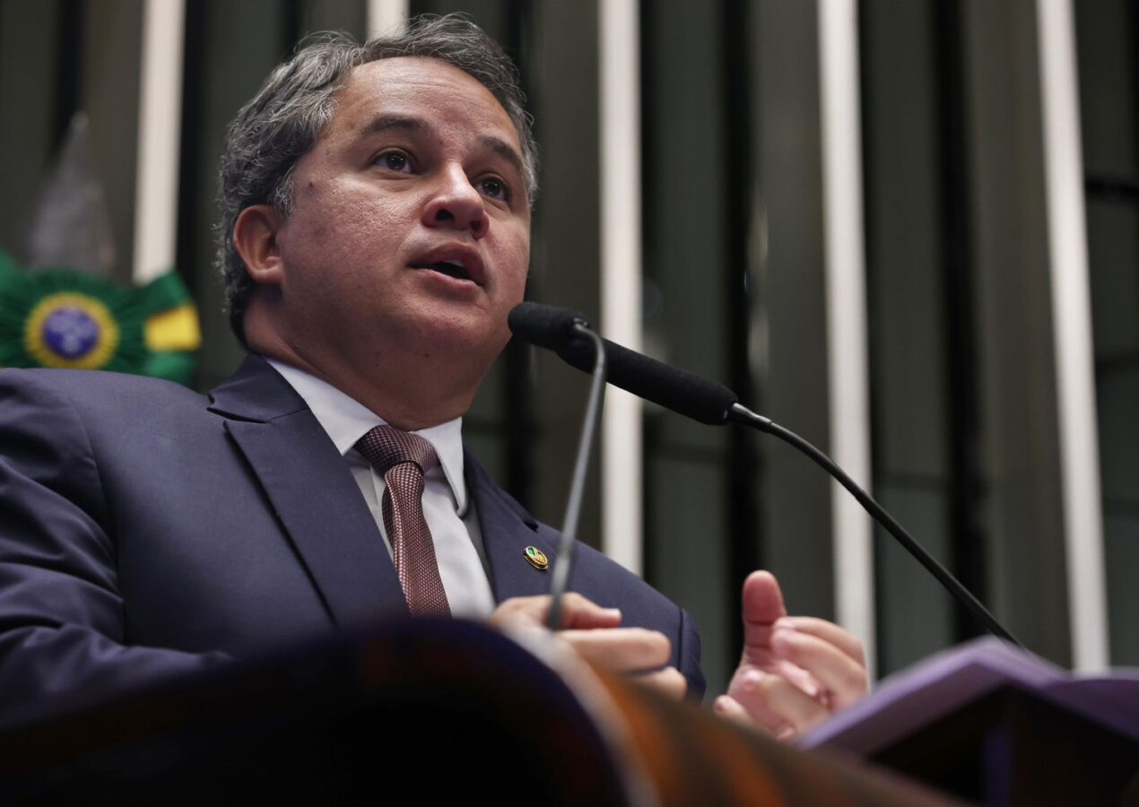 “Não dá para tratar traficante como vítima, nem achar normal bandido roubar celular para tomar uma cervejinha”, diz Efraim ao relatar projeto que endurece penas