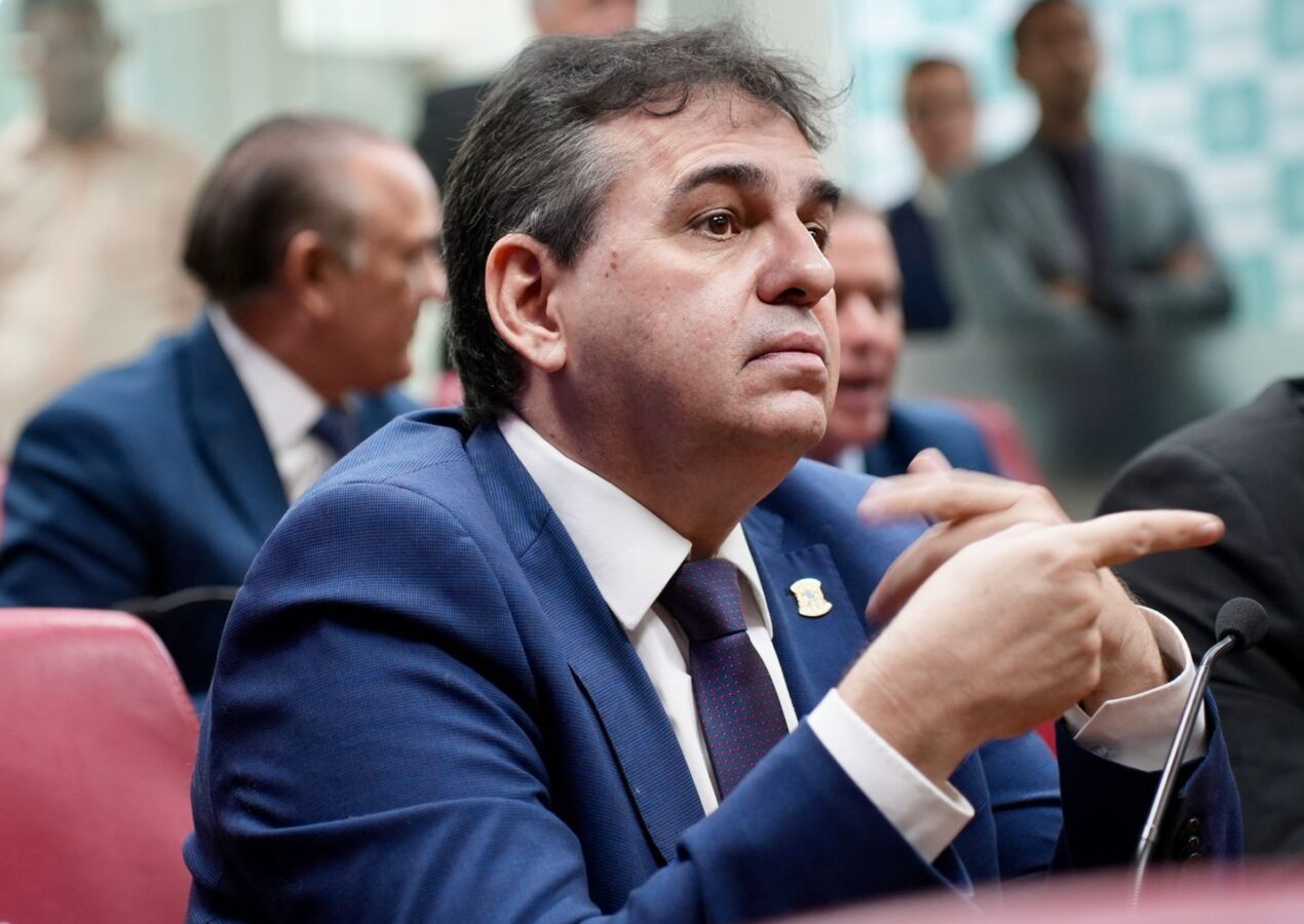 FÁBIO CARNEIRO COBRA DA PREFEITURA DE JOÃO PESSOA ENTREGA IMEDIATA DE FARDAMENTO ESCOLAR