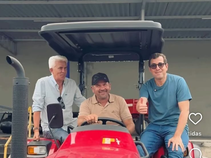 Gervásio Maia celebrar entrega de trator e equipamentos agrícolas para Brejo do Cruz