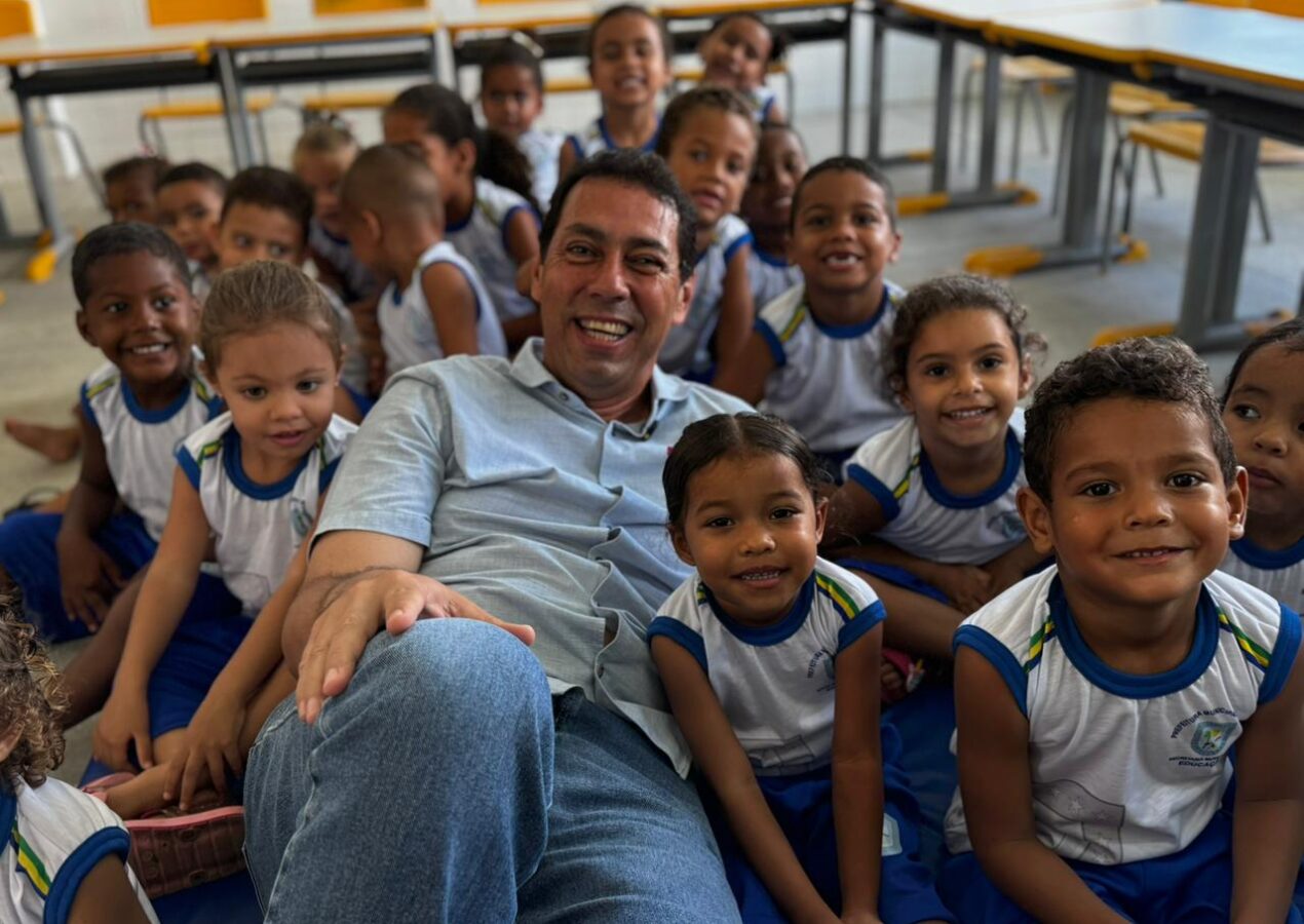 Prefeitura de Lucena entrega fardamento escolar a alunos da rede municipal de ensino