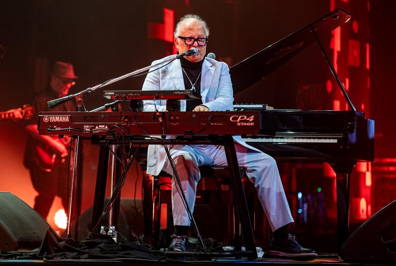 Guilherme Arantes celebra 50 anos de carreira nesta sexta 10 de abril no Teatro Pedra do Reino