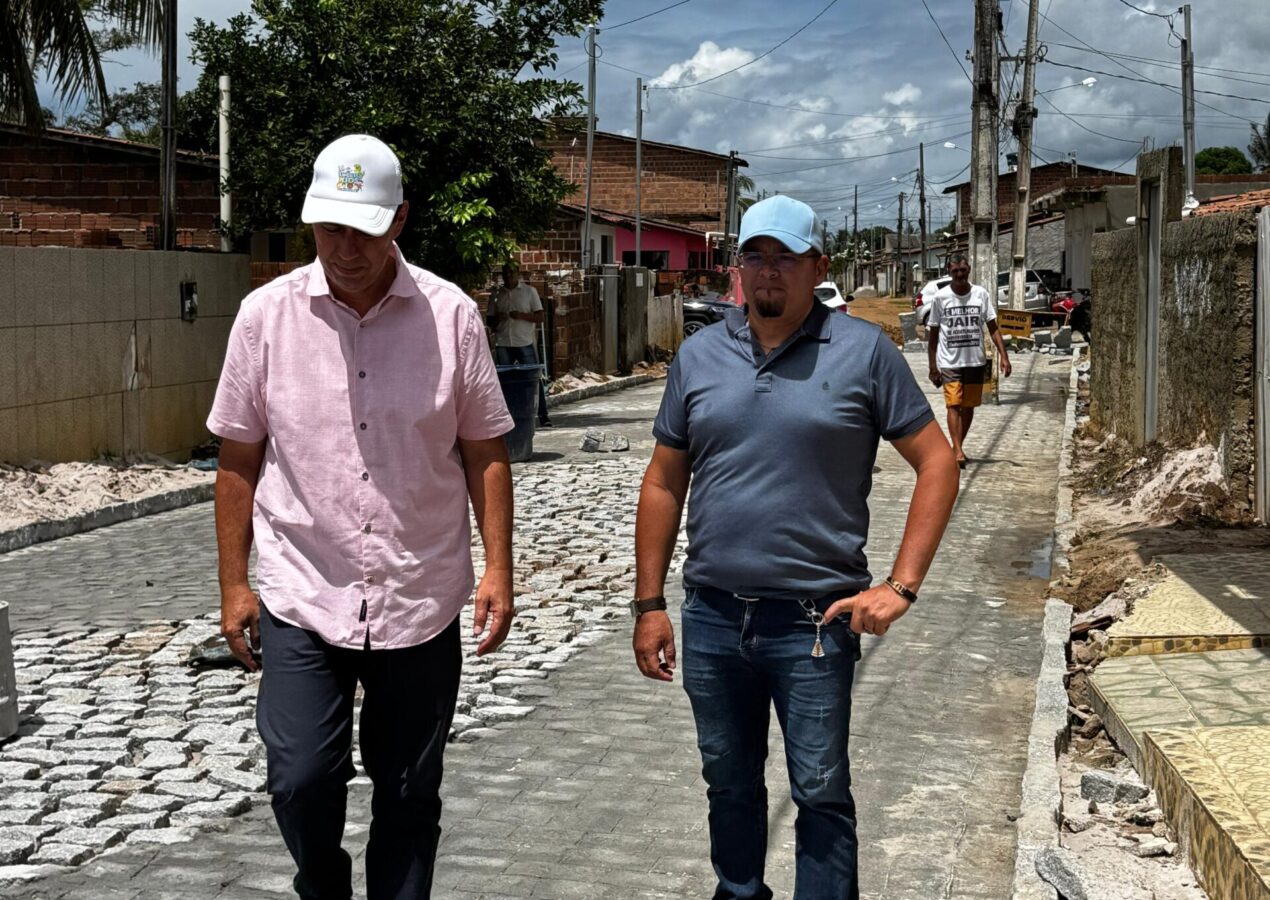 MAIS UMA: Prefeitura de Lucena inicia pavimentação da Rua de Oseas e leva mais infraestrutura ao bairro Maria Rita