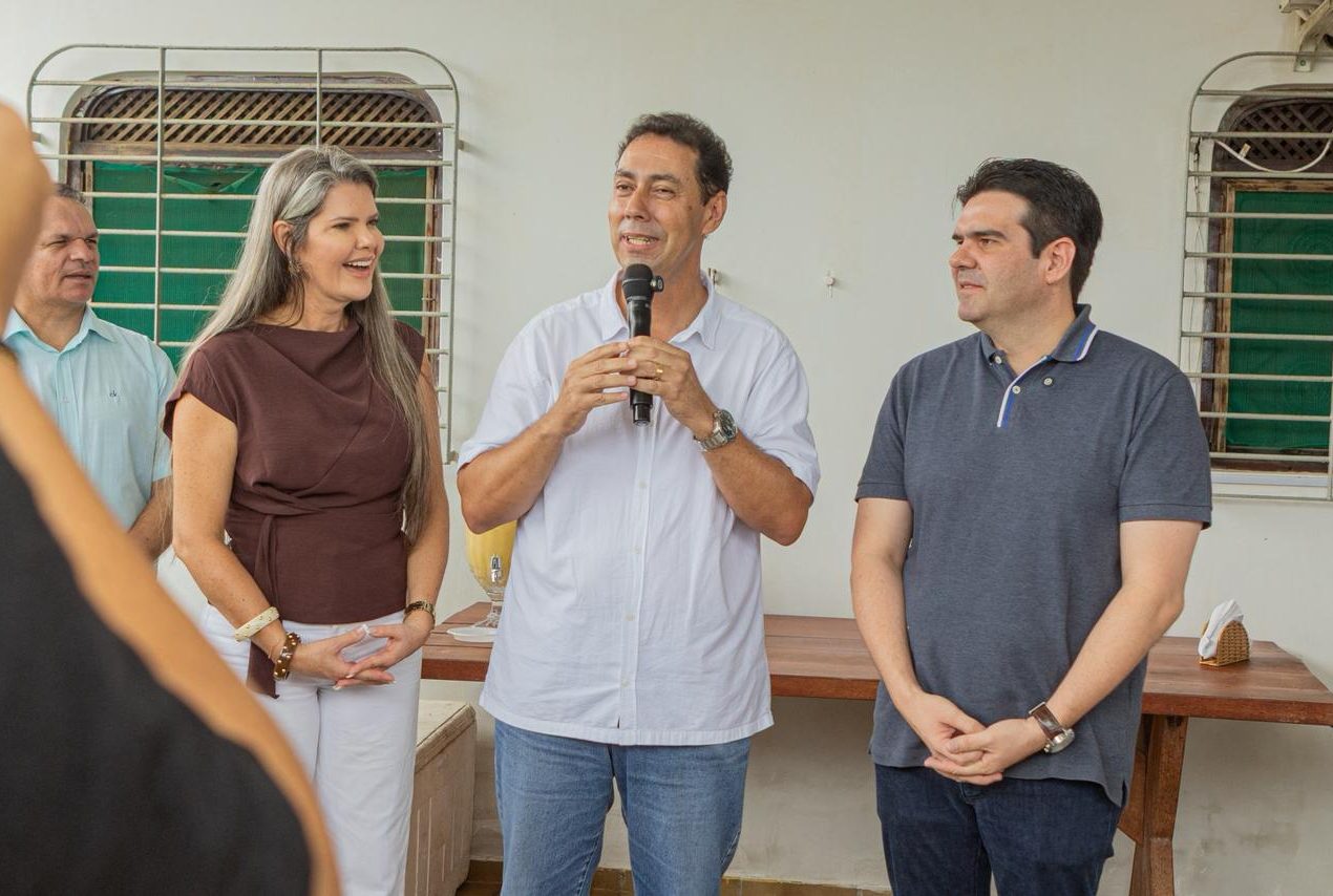 Prefeito Léo Bandeira anuncia apoio a Eduardo Carneiro durante café da manhã com aliados