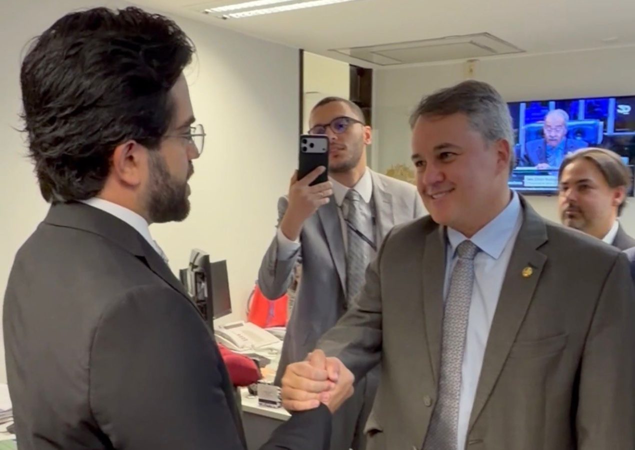“Cercado de prefeitos, Efraim recebe notícia do título de ‘Melhor senador da atual Legislatura no Congresso Nacional’ ”