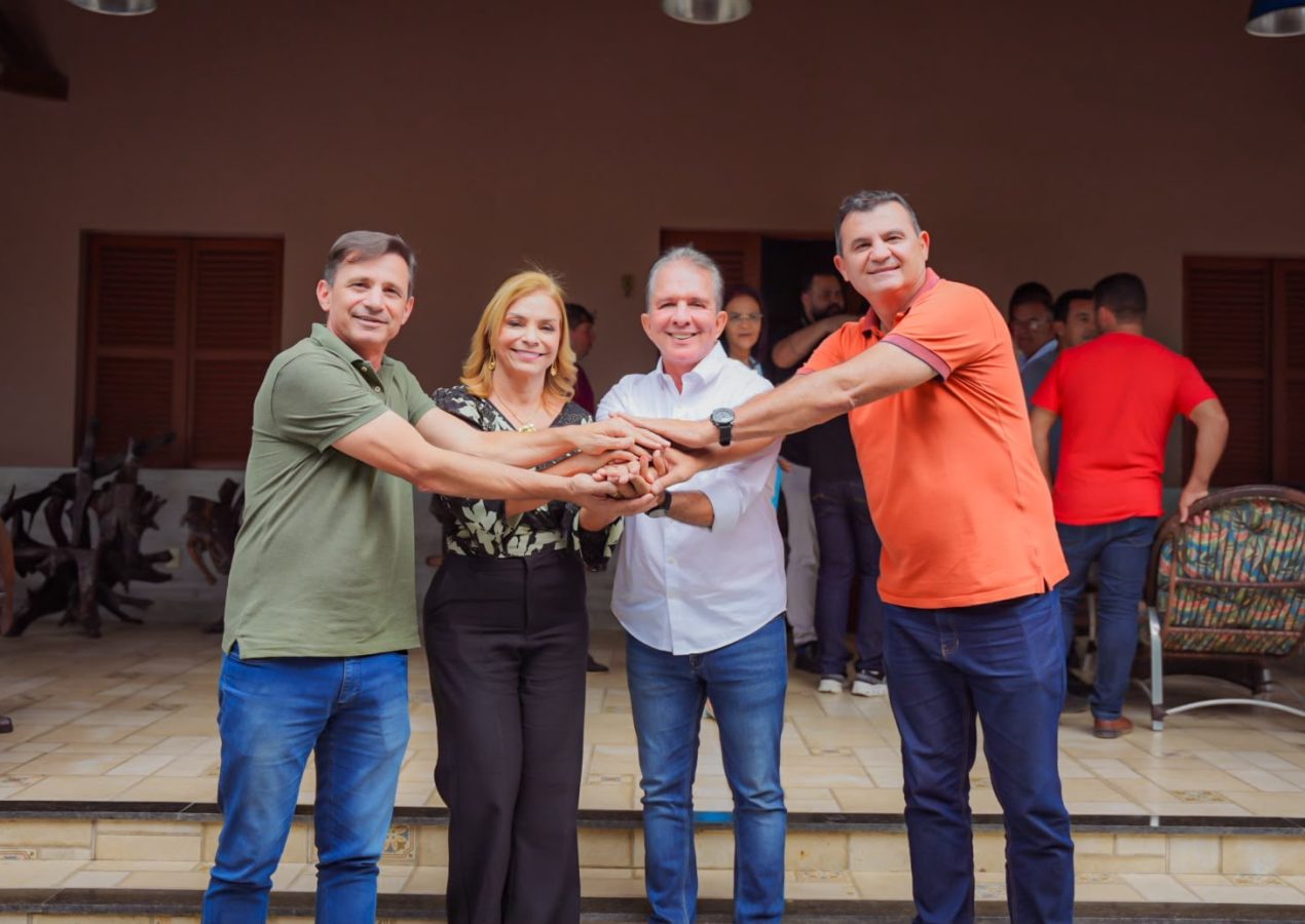 Prefeita Delúsia Barros reúne principais lideranças de Queimadas e declara apoio a Nabor Wanderley