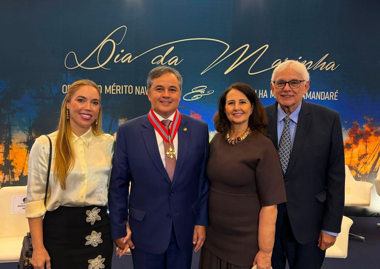 Efraim recebe a maior honraria da Marinha por atuação em defesa das Forças Armadas do Brasil