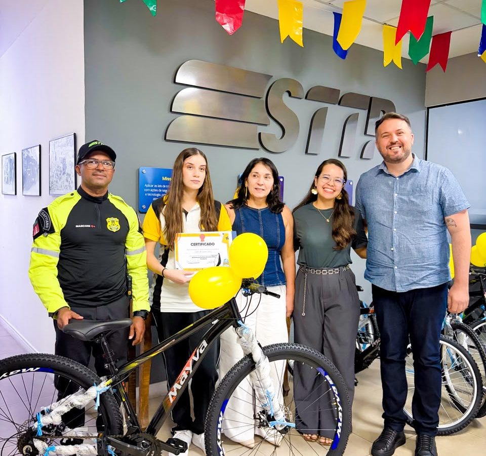 STTP premia estudantes finalistas do Concurso de Redação do Maio Amarelo com bicicletas e certificados