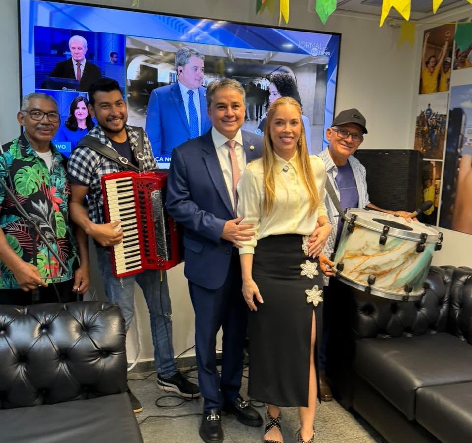 Efraim leva clima junino da Paraíba ao Senado