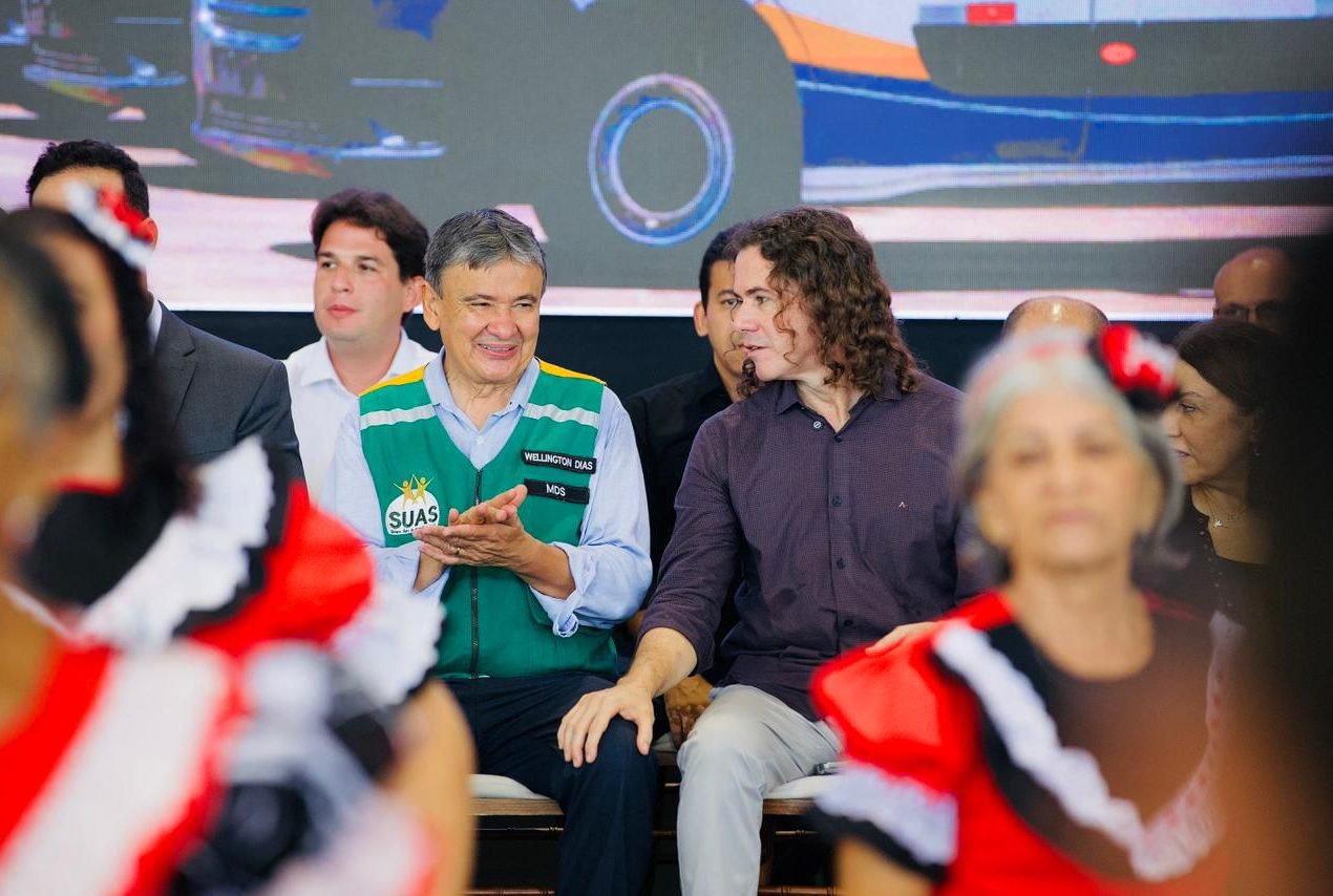 Ao lado do Ministro Wellington Dias, Veneziano participa de entrega de vans com acessibilidade a municípios paraibanos