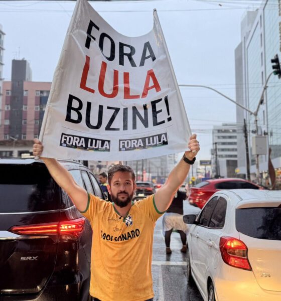 Sob chuva, Fábio Lopes lidera buzinaço contra o governo Lula em João Pessoa