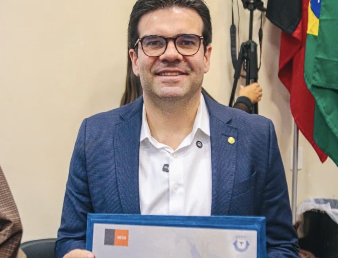 Em sessão prestigiada, Eduardo Carneiro recebe título de Cidadão Ararunense