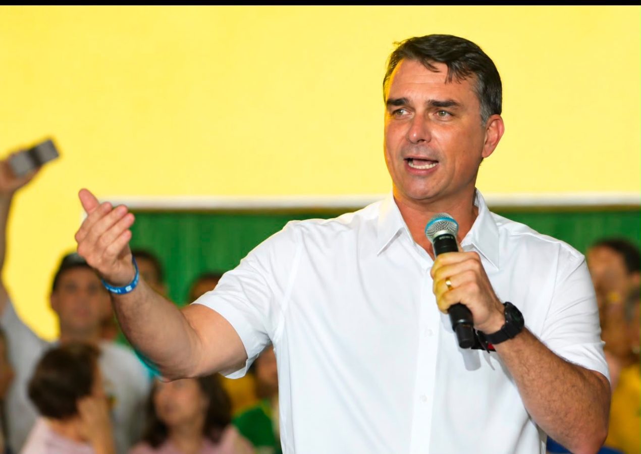 Efraim tem competência e capacidade”: diz Flávio Bolsonaro durante convenção do PL