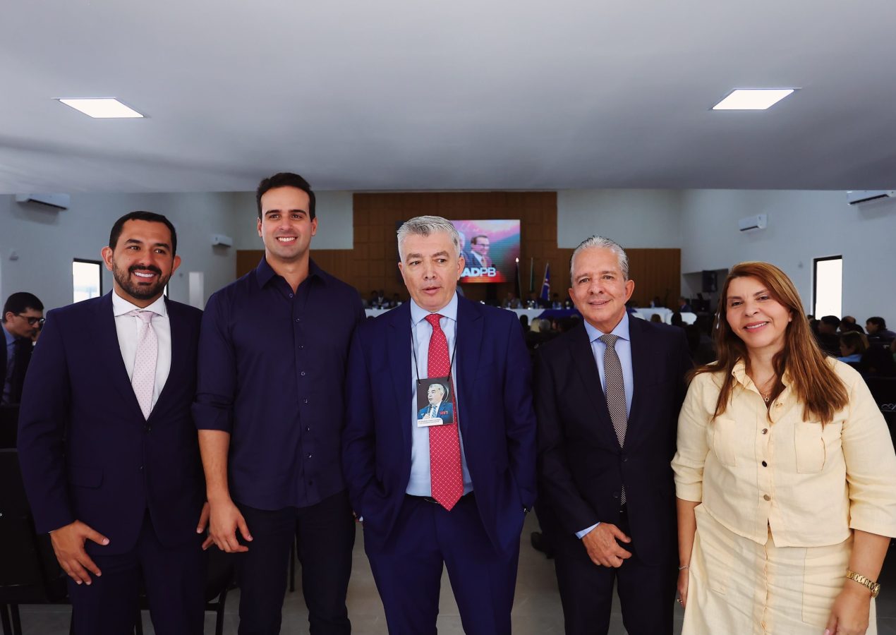 “A igreja tem papel fundamental na vida das famílias”, diz Nabor ao lado de Lucas em encontro evangélico
