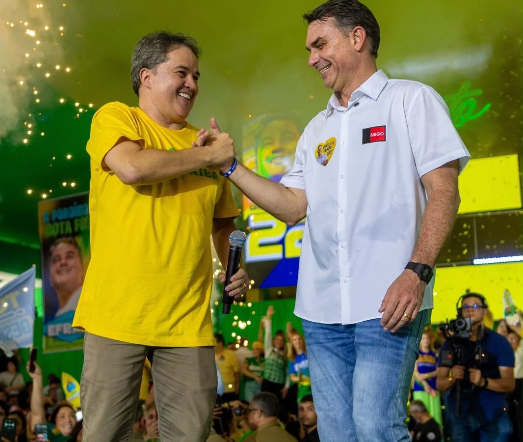 Flávio Bolsonaro quebra protocolo e apresenta Efraim Filho em momento inédito na política brasileira