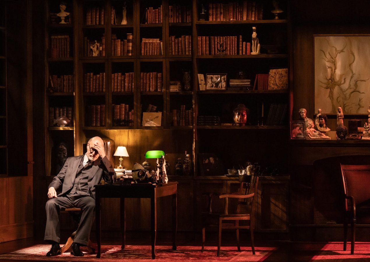 A Última Sessão de Freud, sucesso do teatro brasileiro, chega a João Pessoa para temporada no Teatro Paulo Pontes