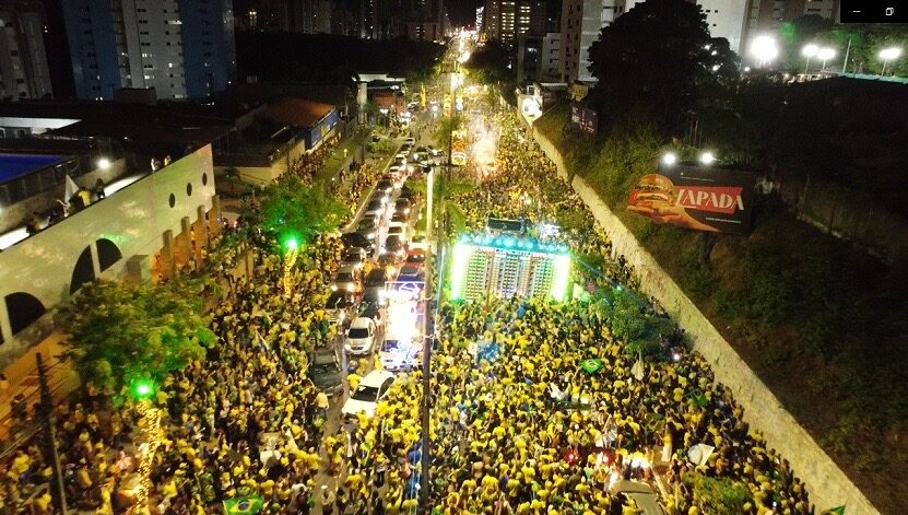 Com gritos de “Fora PT”, multidão toma conta da Avenida Epitácio Pessoa, em João Pessoa, no Bloquinho 22