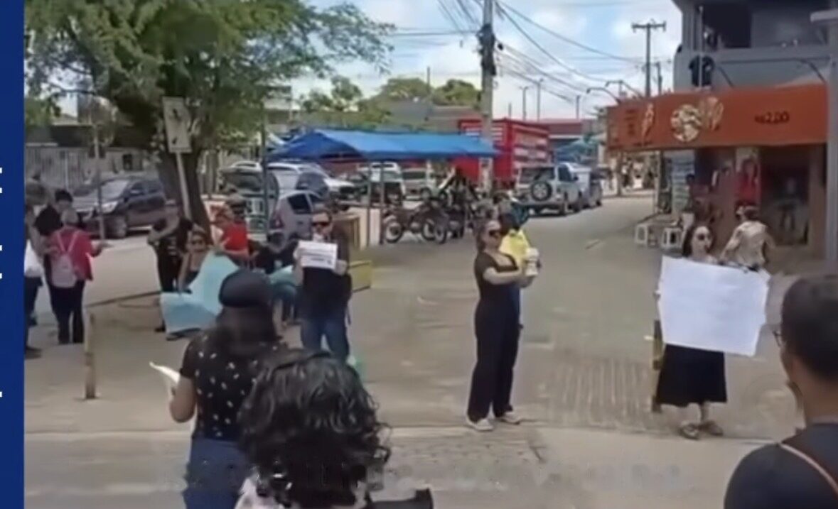 Professores da rede municipal de Conde protestam contra atraso no pagamento dos salários