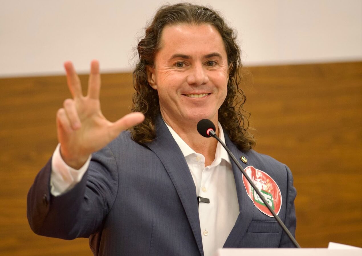 Veneziano ganha mais 4 direitos de reposta em cadeia de rádio e TV, que serão veiculados mesmo com o término do guia