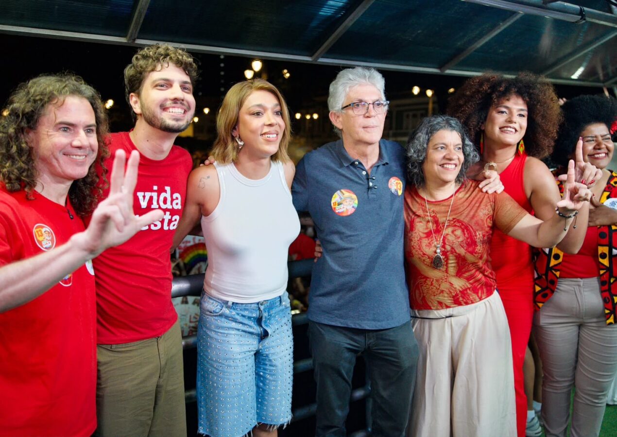 Ao lado da deputada federal Érika Hilton, Veneziano participa de ato pro-Lula que lotou o Ponto de Cem Reis, em João Pessoa